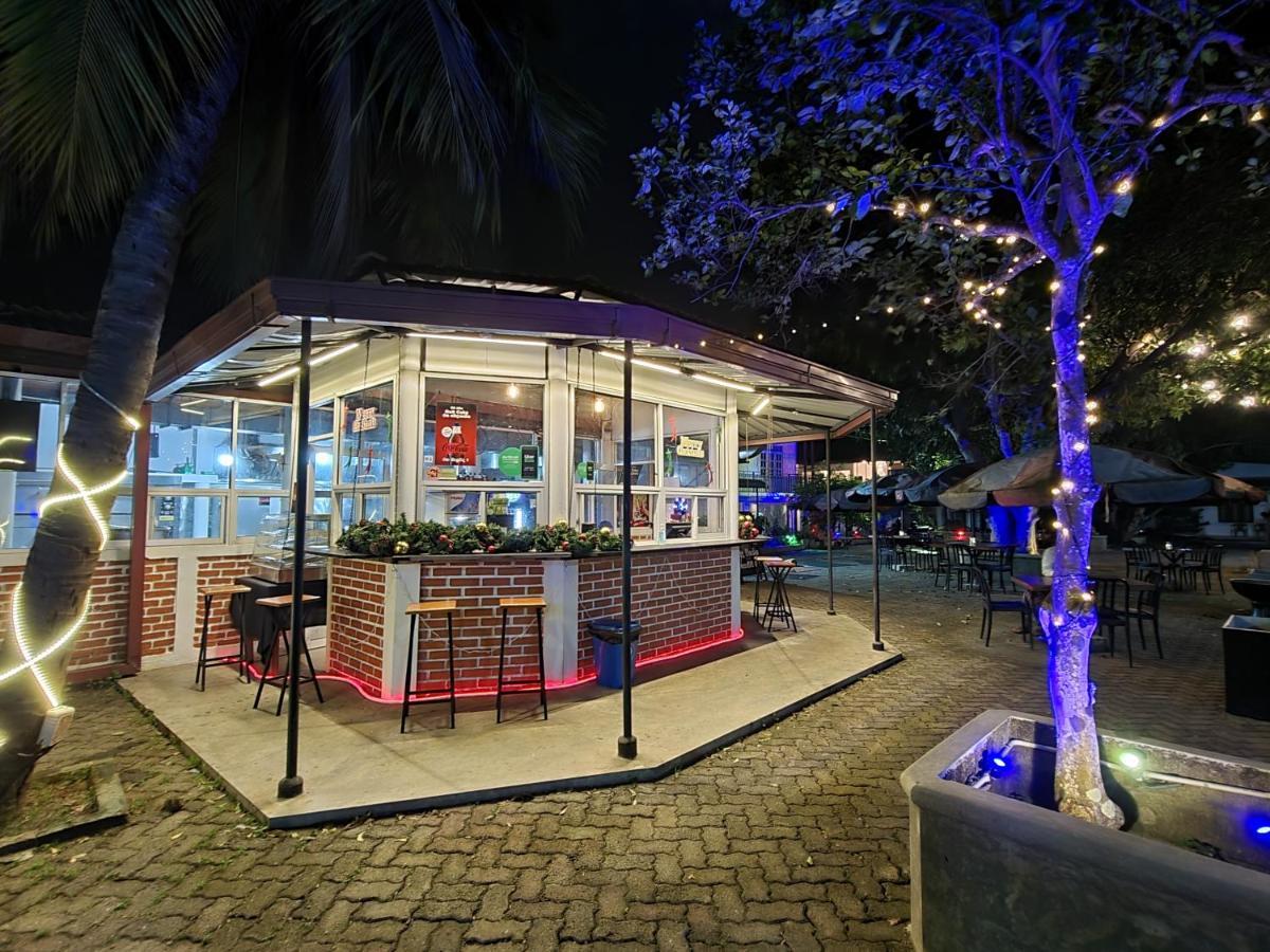 The Empyrean Airport Transit Hotel Katunayake Exterior photo