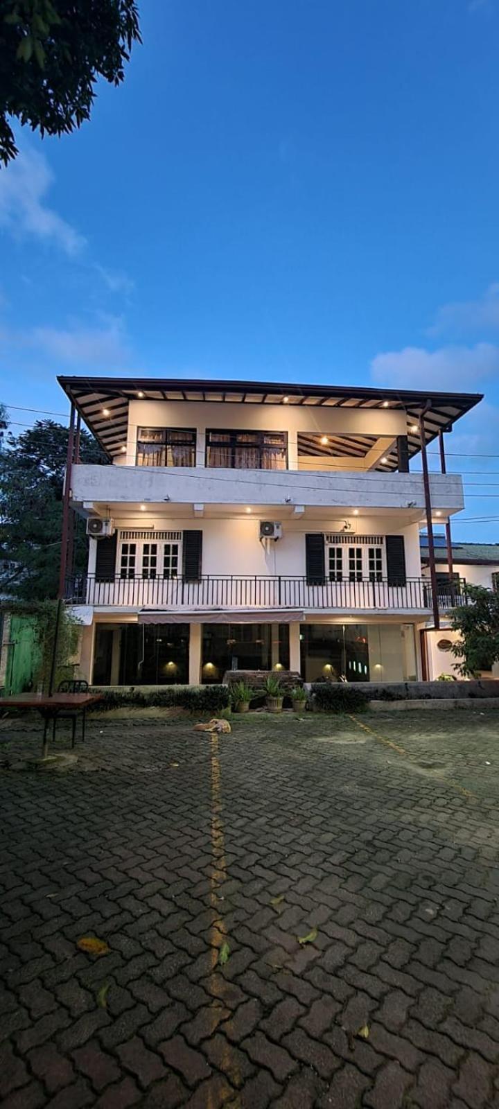 The Empyrean Airport Transit Hotel Katunayake Exterior photo