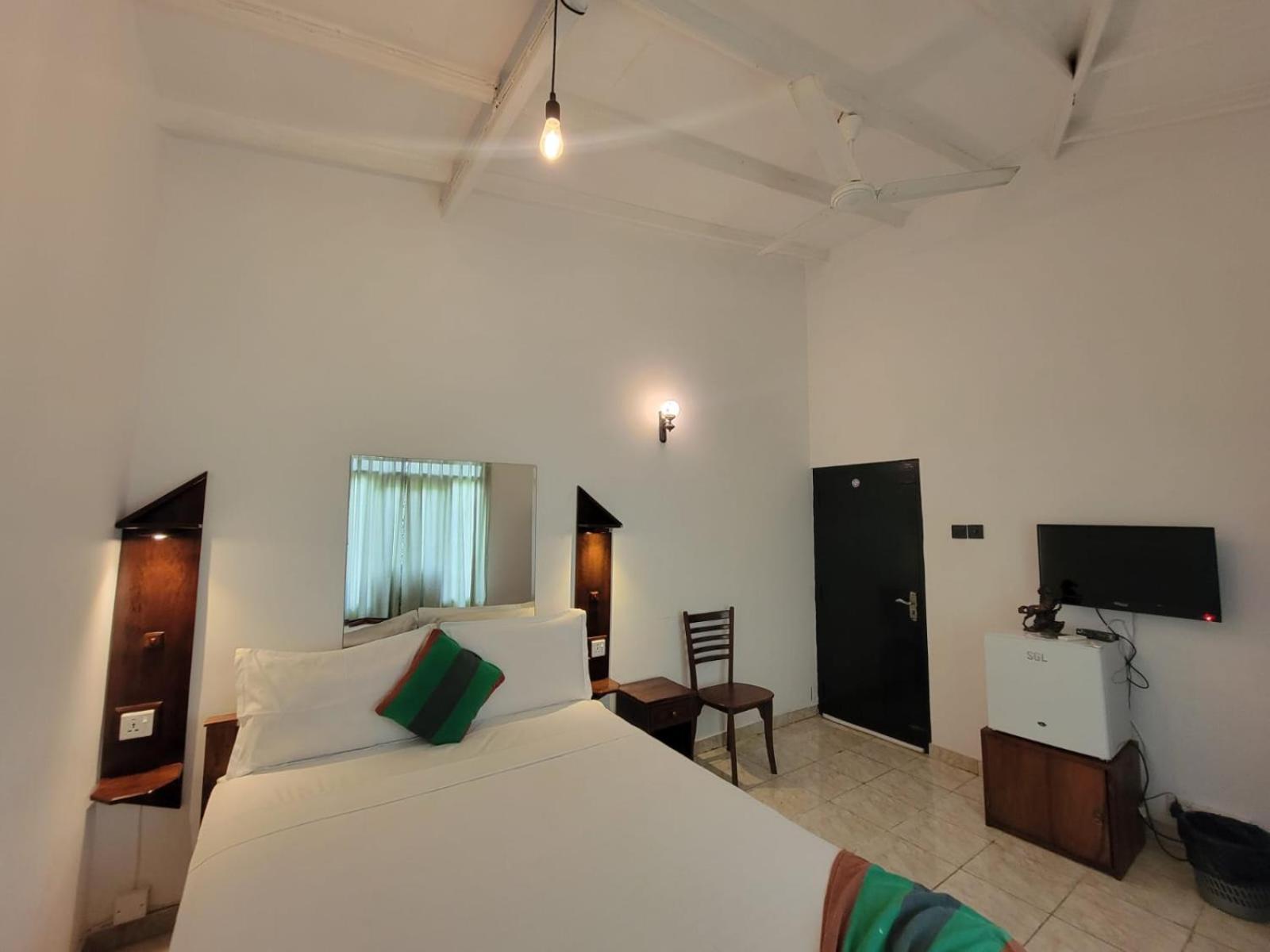 The Empyrean Airport Transit Hotel Katunayake Exterior photo